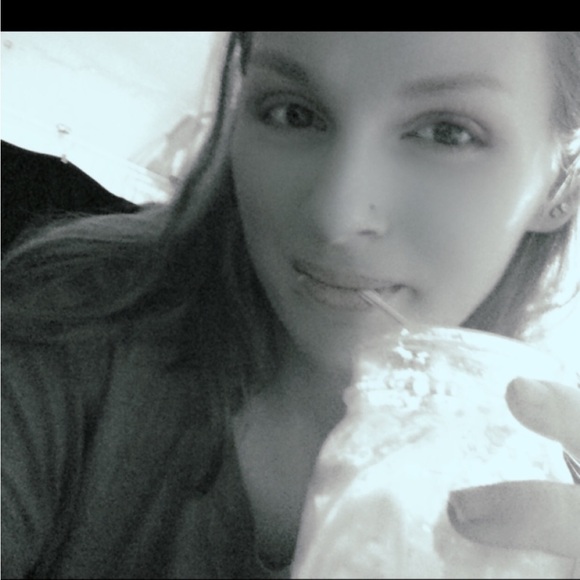 Meet your Posher, Jessica - Picture 3 of 4